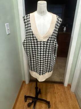 Houndstooth V-Neck Sweater Vet - ,